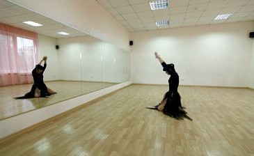 Dancer-practicing-modern-dance-in-front-of-the-mirror