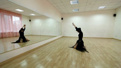 Dancer-practicing-modern-dance-in-front-of-the-mirror